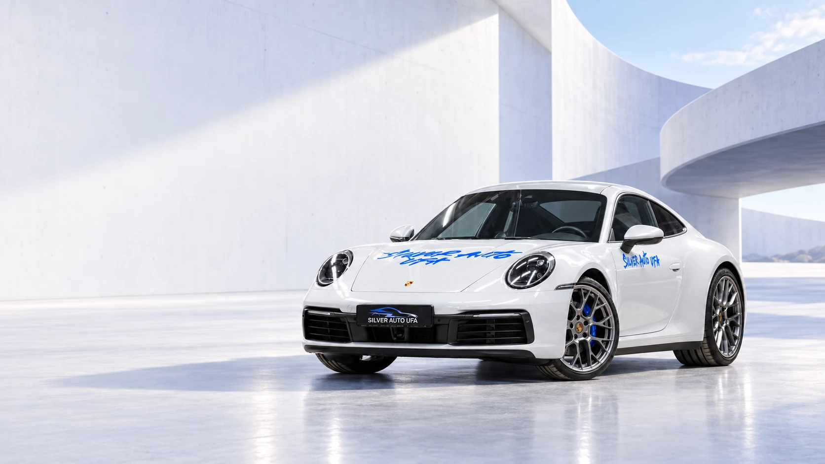Белый Porsche Silver Auto в светлом архитектурном пространстве